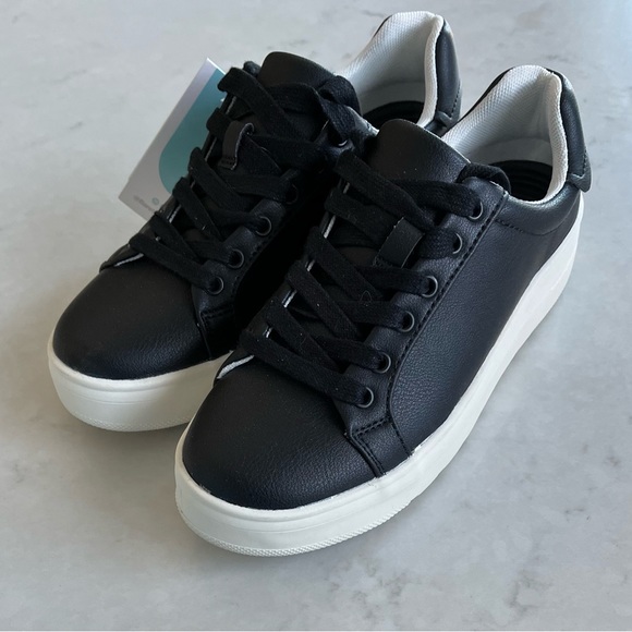 New Baretraps Nishelle Sneakers with Rebound Technology - Picture 8 of 11